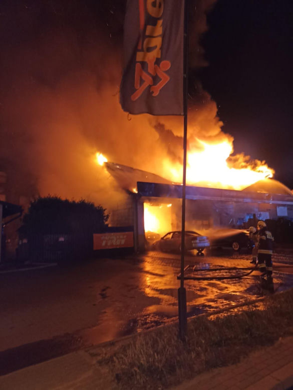   Duży pożar na Mazurach. Płonął warsztat samochodowy i składowisko opon. Zobacz zdjęcia!