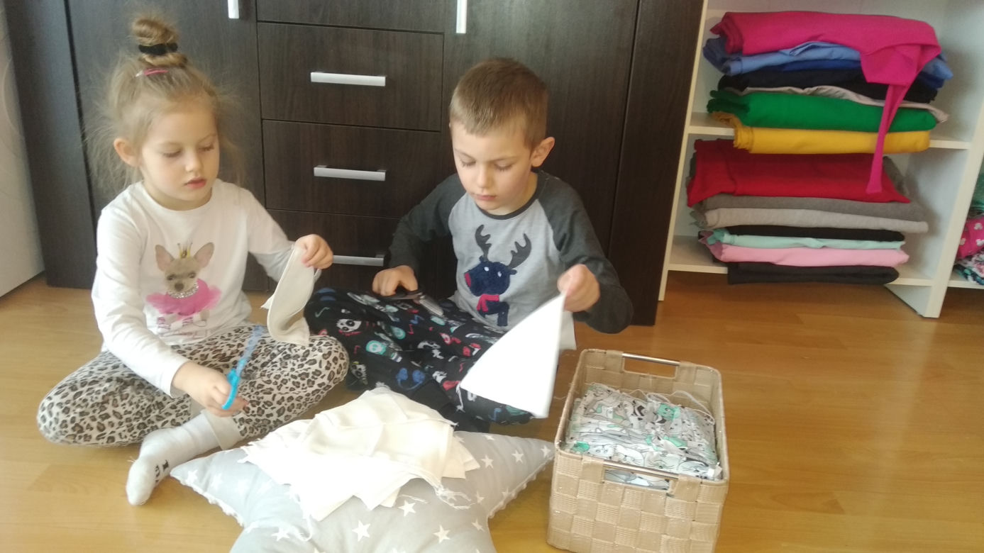 Szyją bo lubią, teraz chcą pomóc. Kolejne setki bawełnianych maseczek na pokładzie żywieckiego szpitala