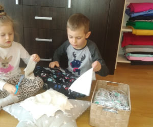 Szyją bo lubią, teraz chcą pomóc. Kolejne setki bawełnianych maseczek na pokładzie żywieckiego szpitala