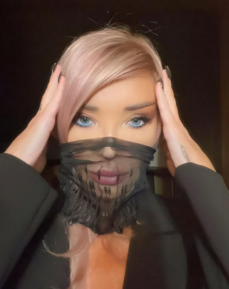 Ewa Minge w skąpym bikini. Tak 57-latka wdzięczy się do aparatu