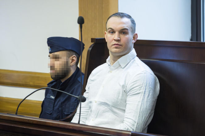 Co widać na nagraniu ataku nożem na Nowym Świecie? Sąd odtworzył szokujący materiał