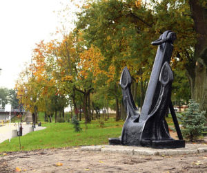 Przedwojenna kotwica stanęła w porcie w Piszu. To nowa ozdoba miasta [ZDJĘCIA]