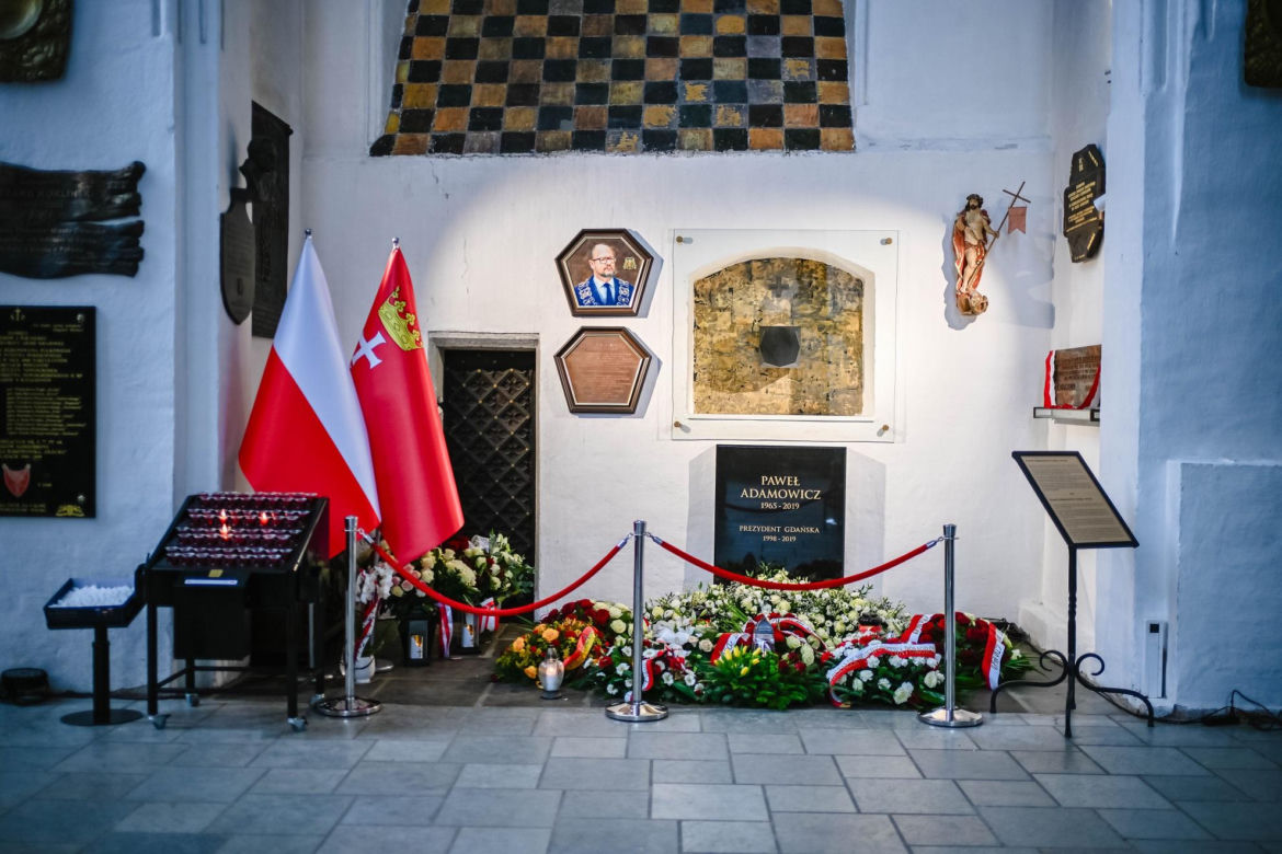Grób Pawła Adamowicza i miejsce zamachu w szóstą rocznicę tragedii