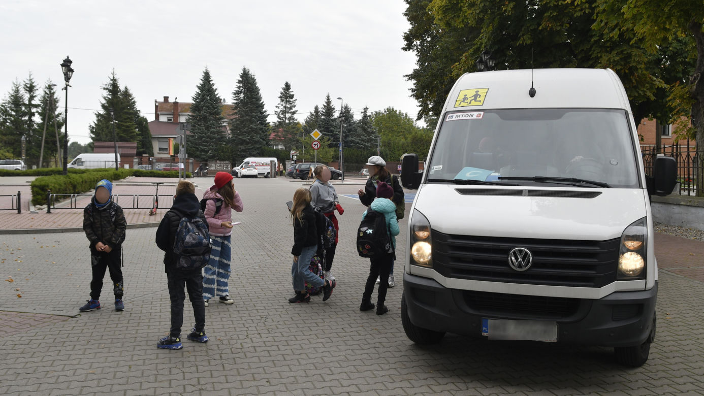 Rodzice puszczają dzieci na ulicę, bo… proboszcz wprowadził abonament za parking. "Gdzie teraz mamy parkować?"