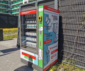 Automat z maseczkami i żelem antybakteryjnym w Warszawie