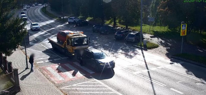 Pieszy był już przy przejściu. Chwilę później samochód został wepchnięty na pasy