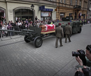 To już 10 lat od pogrzebu pary prezydenckiej Lecha i Marii Kaczyńskich. Ludzie żegnali ich kwiatami