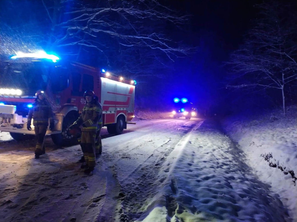  Na drogach powiatu braniewskiego znowu ślisko. Nawet ciężarówki nie dają rady