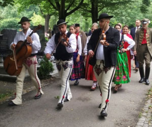 Przyjechali , by złożyć kwiaty na grobie honorowego obywatela Zakopanego