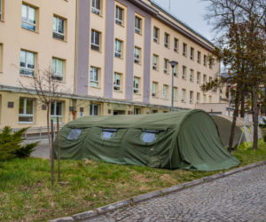 Wojskowe namioty pod mobilną izbę przyjęć przed szpitalem im. Jonschera w Łodzi