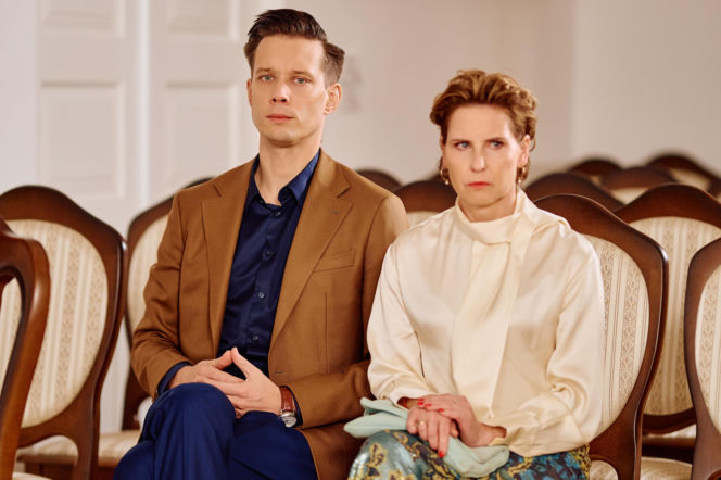 Kalina dopnie swego i usidli Tadka, jednocześnie wrabiając Darka w... zepchnięcie jej ze schodów.