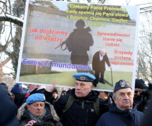 Protest mundurowych emerytów pod kancelarią premiera