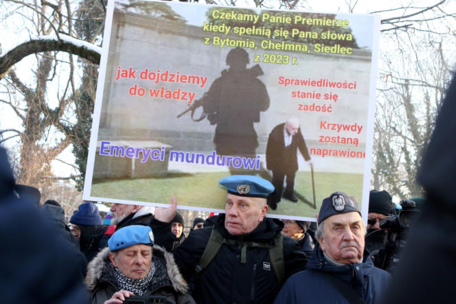 Protest mundurowych emerytów pod kancelarią premiera