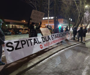 Kaczyński w Starachowicach. Pod kościołem okrzyki Wynocha; Wolna Polska