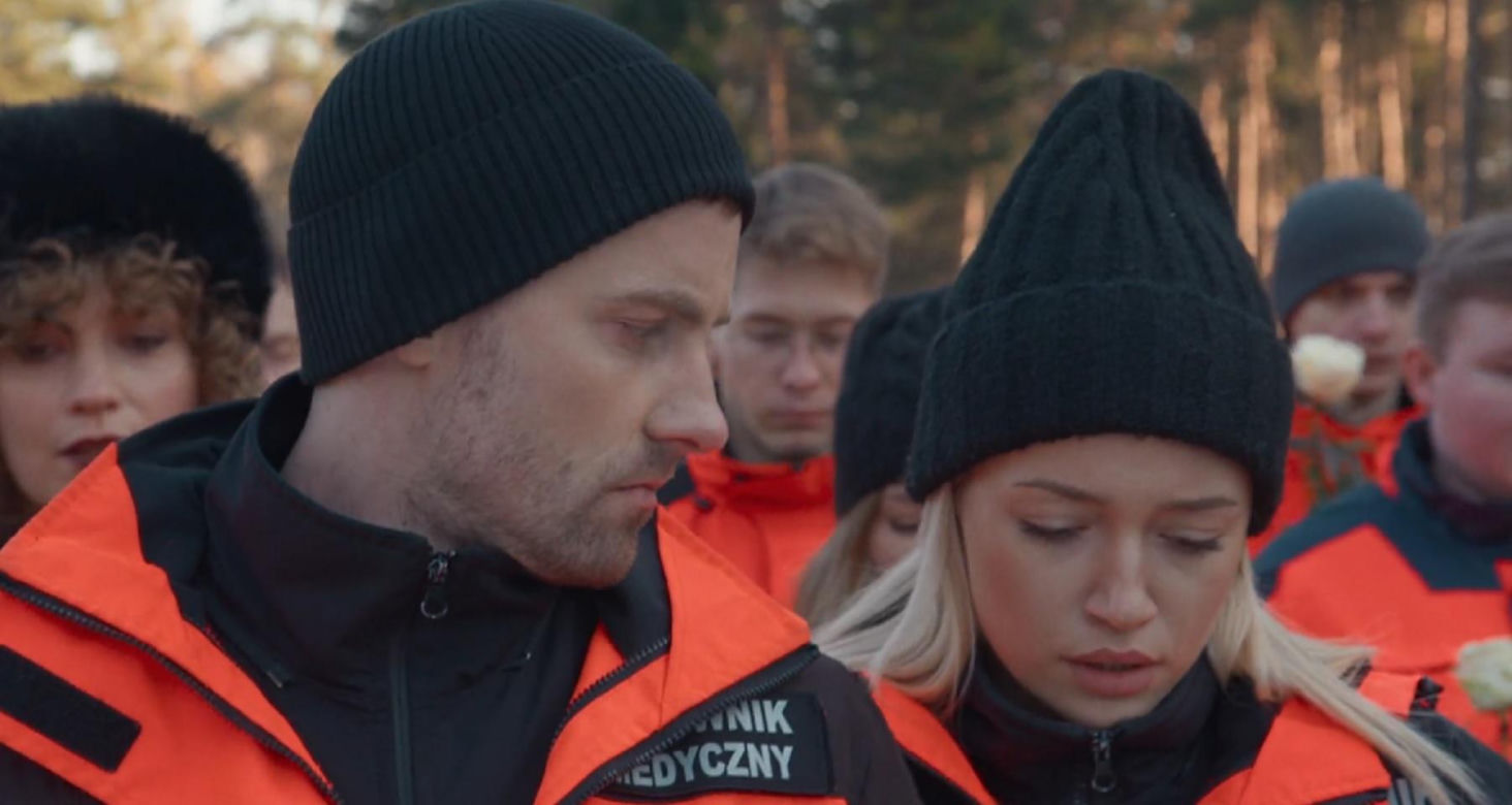 Na sygnale, odc. 707. Pogrzeb Kuby Szczęsnego. Alek (Adam Turczyk), Britney (Paulina Zwierz)