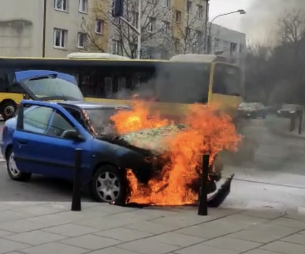 Wypadek samochodowy na Kamionku. Auto stanęło w płomieniach