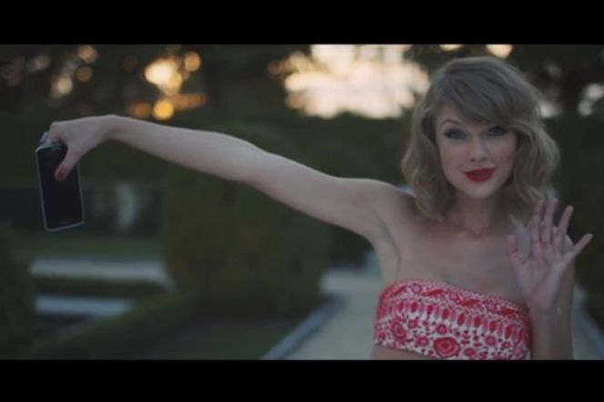 Taylor Swift w teledysku Blank Space