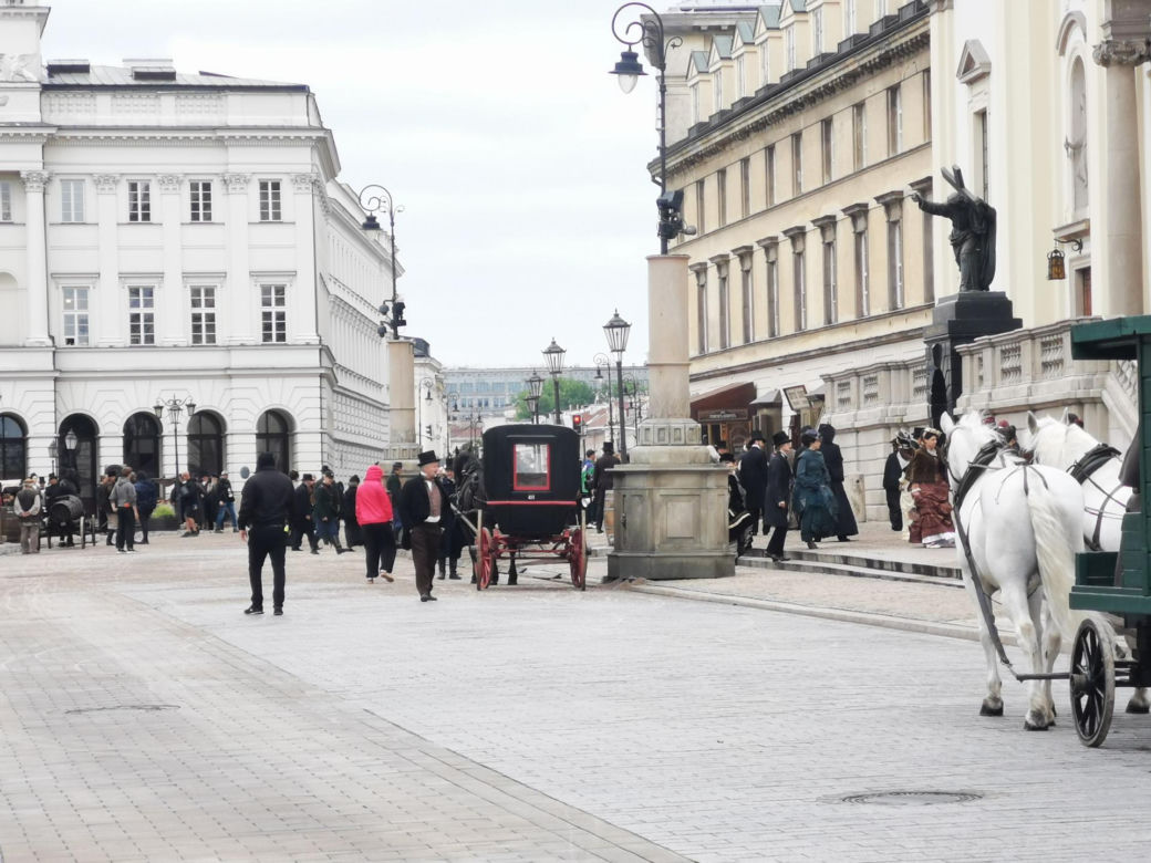 Co się dzieje na Krakowskim Przedmieściu w Warszawie? Rosyjskie napisy na ulicach