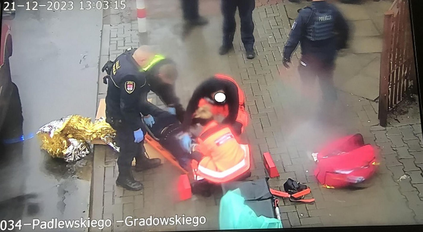 Wstrząsający wypadek tuż przed świętami. 25-latek poślizgnął się wypadł z okna! 
