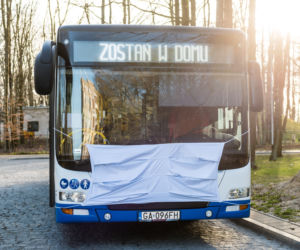 Autobusy w Gdyni, zachęcają do noszenia maseczek