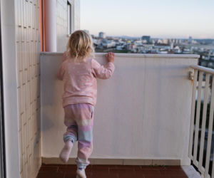 Masz małe dziecko i balkon? Te 4 rzeczy mogą stworzyć niebezpieczną „drabinkę”