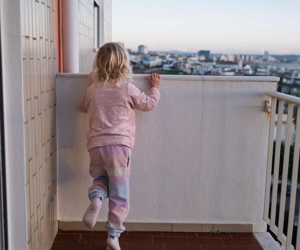 Masz małe dziecko i balkon? Te 4 rzeczy mogą stworzyć niebezpieczną „drabinkę”