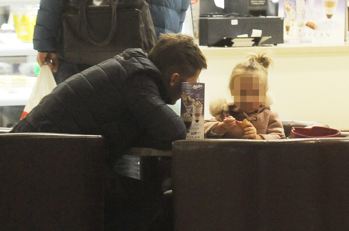 Tata daj loda, Rafał Mroczek z córką na lodach