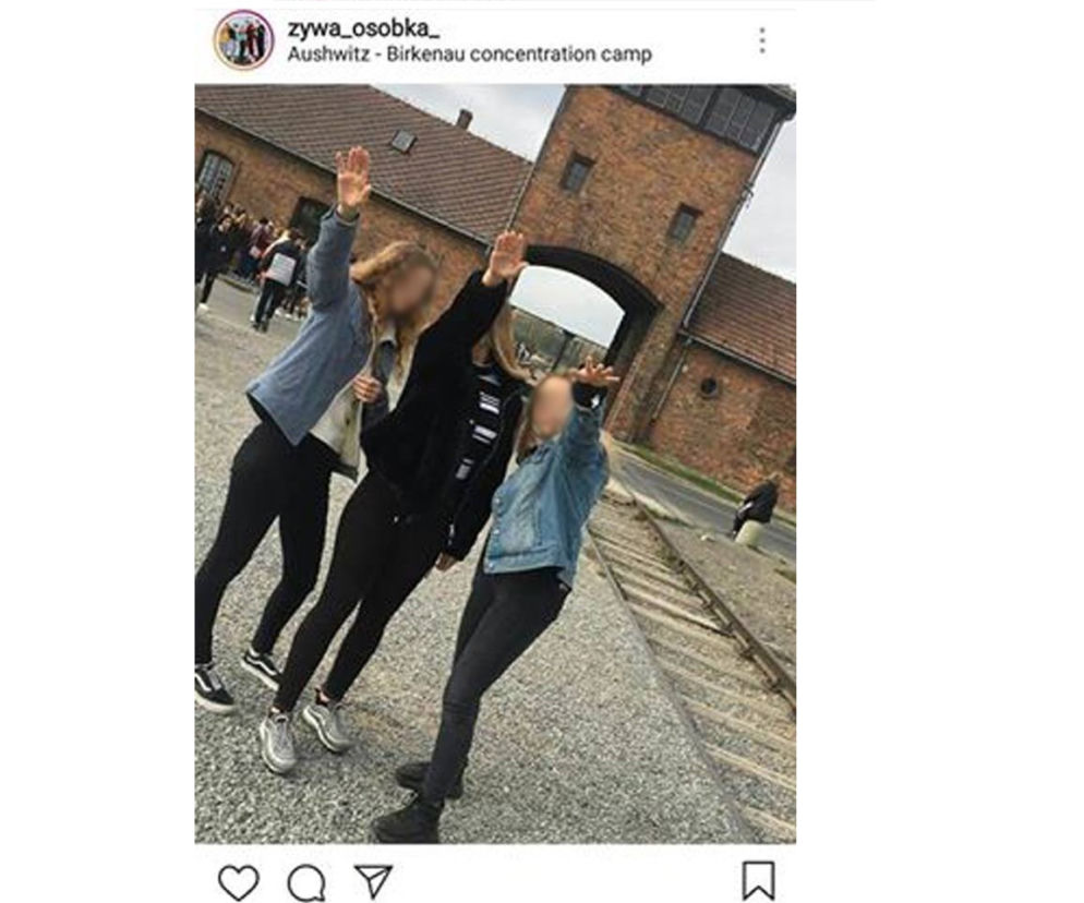 Nastolatki hailowały przed bramą Auschwitz. Sprawą zajmie się prokuratura
