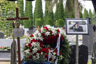 Tak po pogrzebie wygląda grób generała Różańskiego. Jest wieniec od prezydenta