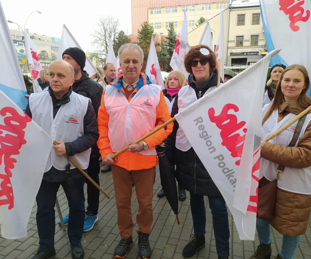 Nauczyciele protestują w Rzeszowie. Dają konkretną datę rządzącym 