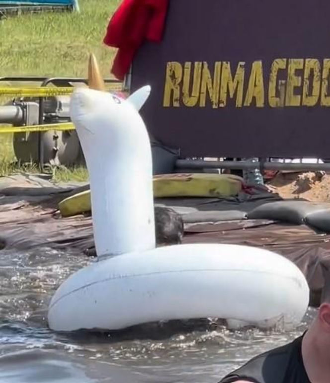 Błażej Stencel płynął w dmuchanym... jednorożcu. "Wiozłem kwiatki dla mojego księcia"