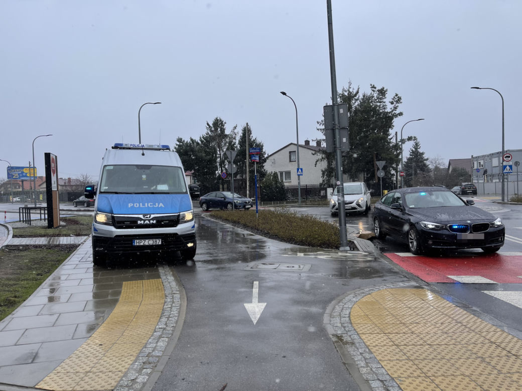 Chwile grozy na Białołęce. Przejechała po dziecku na przejściu dla pieszych