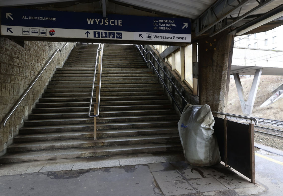 Kuriozum na Ochocie. Niepełnosprawni wykluczeni, PKP rozkłada ręce