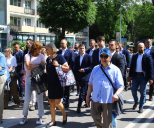 Nawrocki na procesji z rodziną