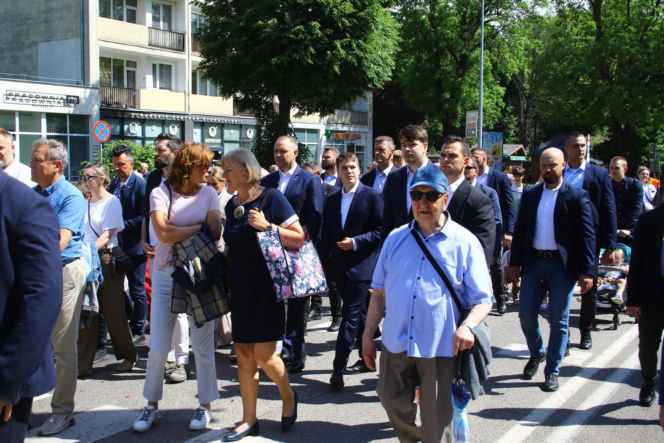 Nawrocki na procesji z rodziną