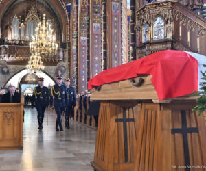 Trumna z ciałem Łukasza Litewki okryta flagą Polski. Gdy wnosili ją do kościoła rozległy się brawa 