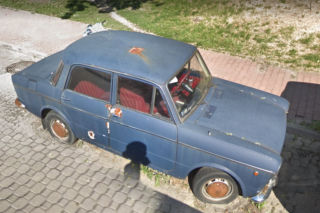 URSYNÓW - ten samochód na Melodyjnej stoi od ponad 10 lat! Straż miejska nic z nim nie zrobi