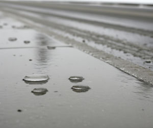 Marznący deszcz sparaliżował Polskę. Gdzie zamknięto szkoły i wstrzymano pociągi?