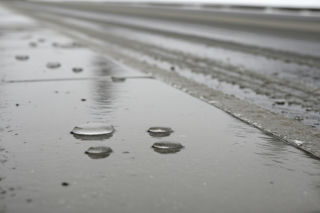 Marznący deszcz sparaliżował Polskę. Gdzie zamknięto szkoły i wstrzymano pociągi?