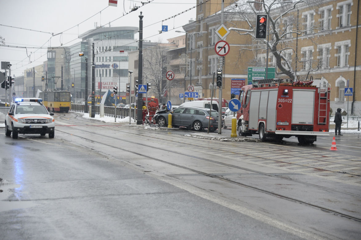 Warszawa. Wypadek na skrzyżowaniu ulic: alei Solidarności i ulicy Jagielońskiej.
