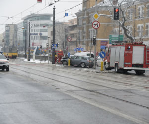Warszawa. Wypadek na skrzyżowaniu ulic: alei Solidarności i ulicy Jagielońskiej.