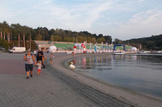 Poznań. Zakaz kąpieli w popularnym jeziorze! Sinice znowu zaatakowały