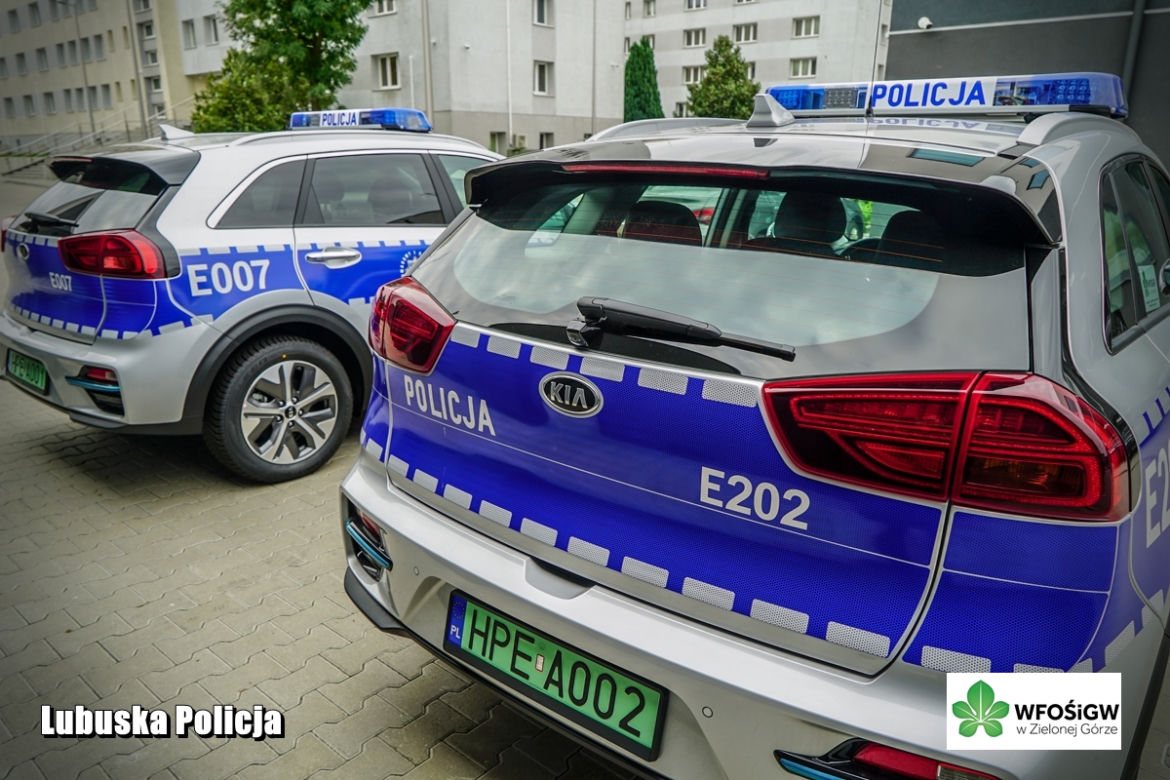 Nowe policyjne radiowozy z hasłem "Pomagamy i chronimy” na masce