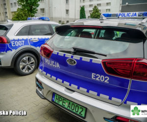 Nowe policyjne radiowozy z hasłem Pomagamy i chronimy” na masce
