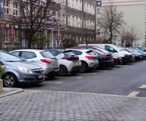 Pełne parkingi na ulicach