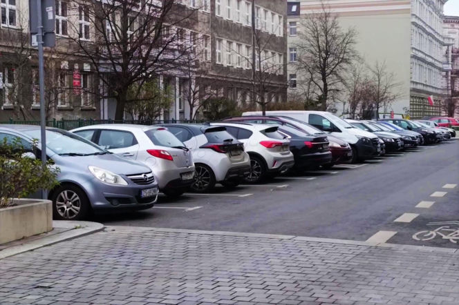 Pełne parkingi na ulicach