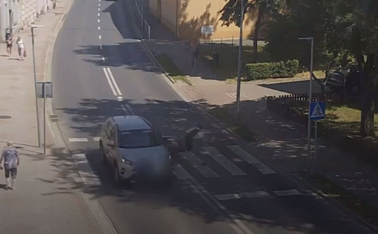 Przerażający wypadek w Sulechowie! Niepełnosprawny mężczyzna wyleciał z wózka po potrąceniu na przejściu [ZDJĘCIA] 