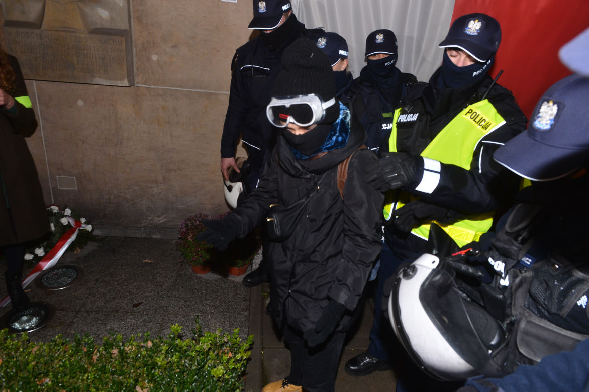 Protesty przed MEN. Strajk kobiet blokuje stolicę 