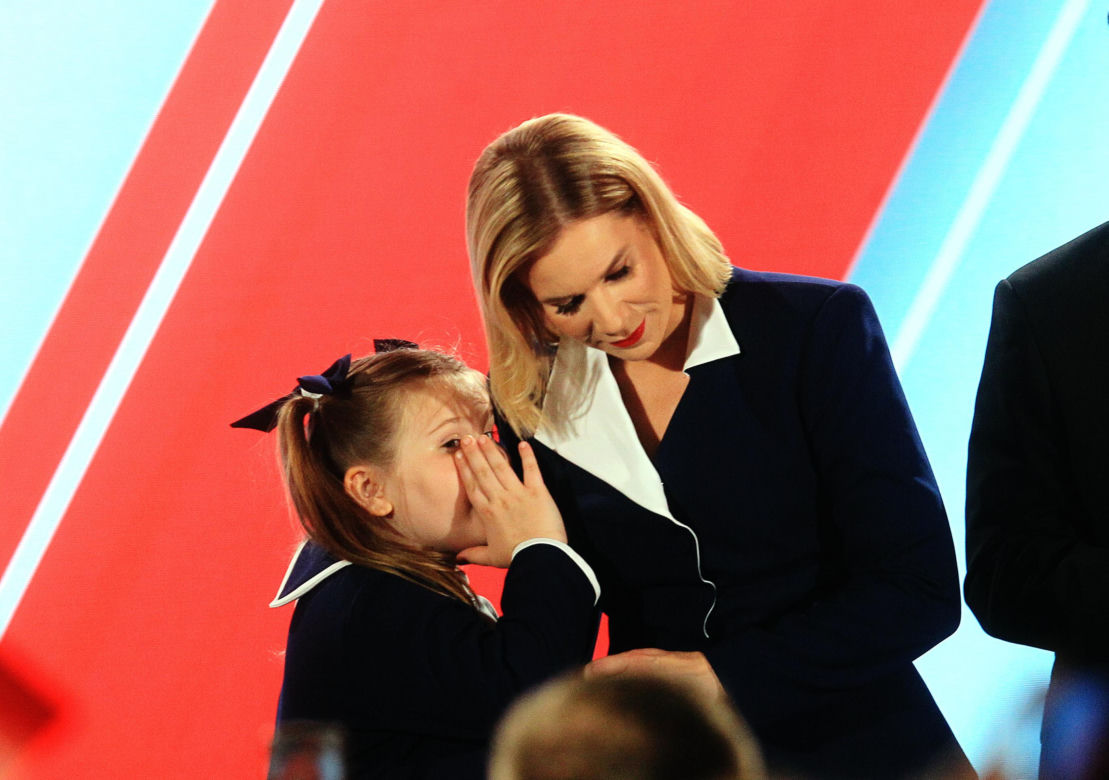 Marta Nawrocka na spacerze z córką i mężem