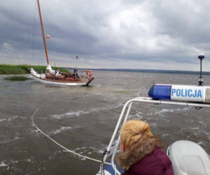 Jacht utknął na mieliźnie. Na pomoc ruszył policjant